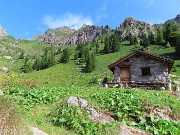 15 E siamo alla Baita Ciarelli (1610 m)
